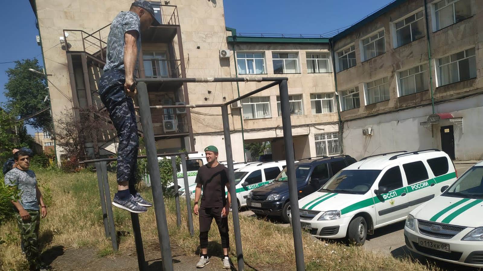 Сайт уфссп по рд. ФССП Дагестан. Приставы Махачкала. Судебный пристав Махачкала Сулейман. Машина Гаджиева.